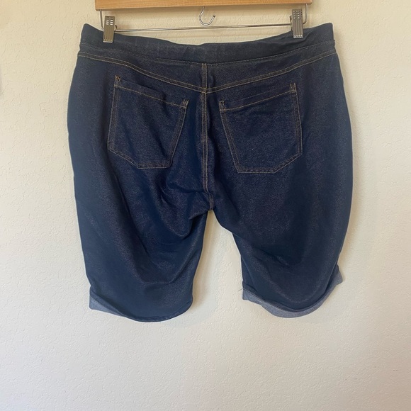 Bermuda Style Short - Picture 3 of 4